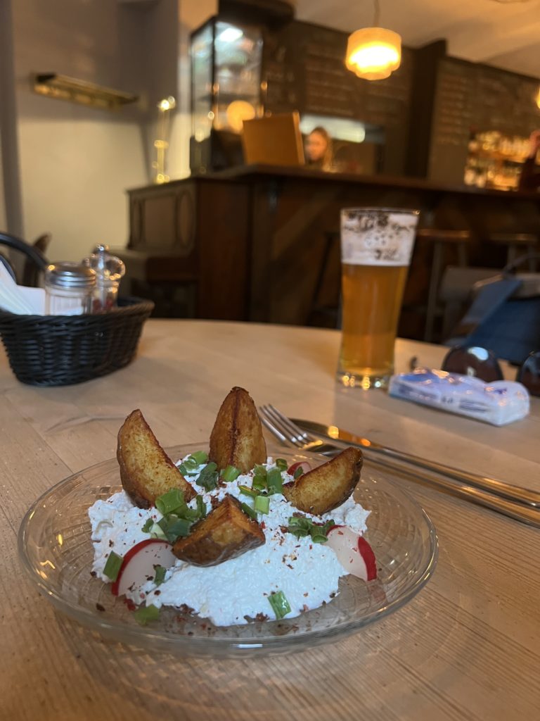 Essen im Bistro Naroznik